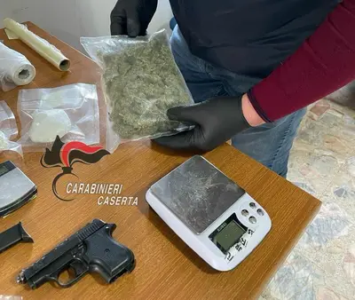 Droga e pistola sequestrate