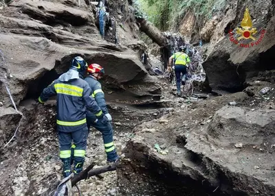 I vigili del fuoco cercano i due dispersi
