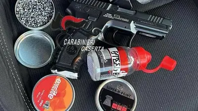 La pistola sequestrata dai carabinieri