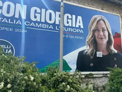 Insulti sui manifesti della Meloni