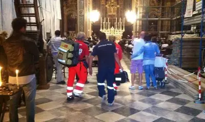 La donna soccorsa in chiesa