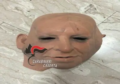 La maschera in silicone utilizzata nella rapina