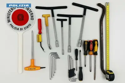 Sequestrati gli arnesi da scasso