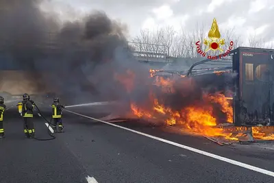 L'incendio del camion sull'autostrada