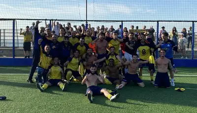 Festeggiano i calciatori della Sessa
