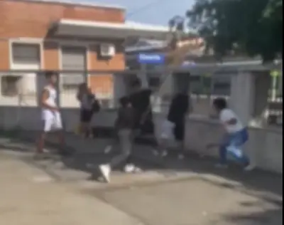 Rissa tra ragazzini davanti alla stazione