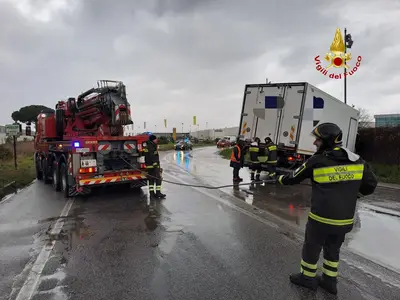 L'autocarro fuori strada