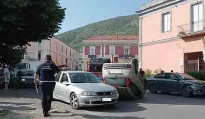 Auto si ribalta a San Leucio