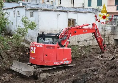 I vigili del fuoco continuano a scavare