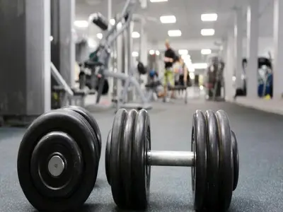 Uno sguardo di troppo alla fidanzata e minaccia di dar fuoco alla palestra