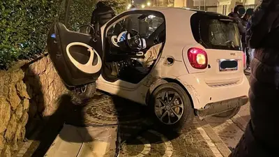 La Smart si è schiantata contro un muro a Lusciano