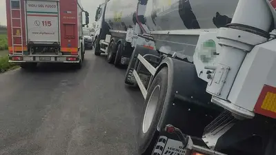 L'autotreno finito nella cunetta