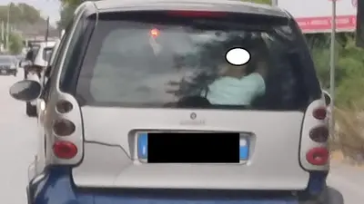 I ragazzini seduti nella Smart