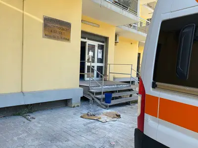Incendio all'esterno di un palazzo di via Napoli