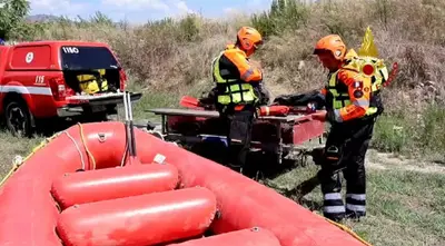 I vigili del fuoco impegnati nelle ricerche