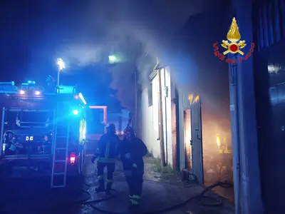Incendio nell'ingrosso alimentari