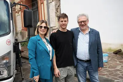 L'artista Basoletti (al centro) con il sindaco De Filippo e l'assessore Caterina Ventrone