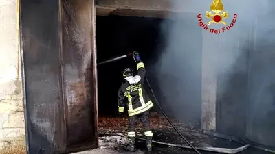 L'incendio nel capannone a Calvi Risorta