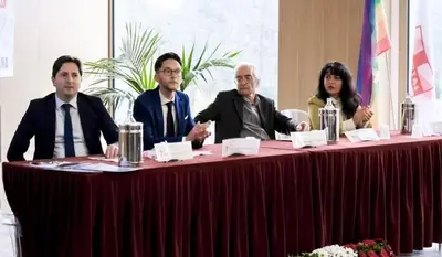 L'avvocato Stravino (il primo a sinistra)