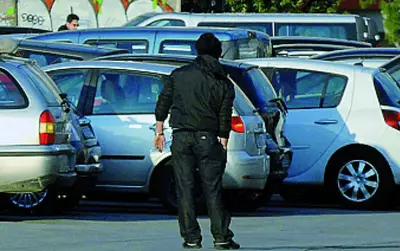 Un parcheggiatore abusivo