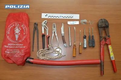 Gli arnesi da scasso sequestrati dalla polizia