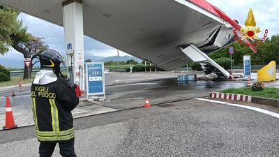 Il crollo della pensilina nel distributore
