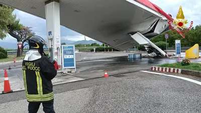 Il crollo della pensilina nel distributore