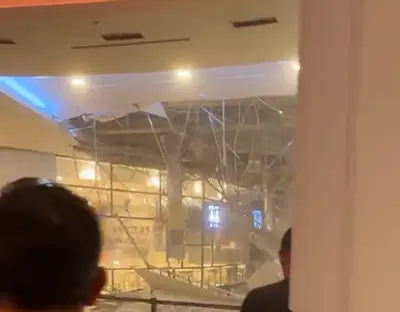 Crollo al centro commerciale Campania