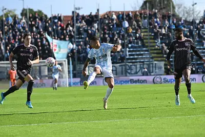 Un'azione del derby disputato al Tenni (immagini Fotostampa)