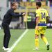 Alberto Gilardino allenatore del Parma dà indicazioni a Valeri